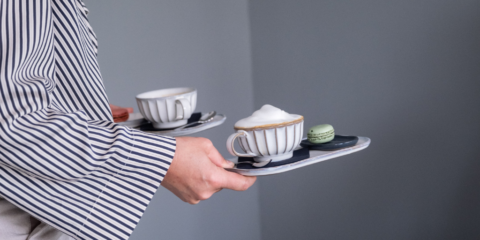 Marlies draagt twee kopjes koffie