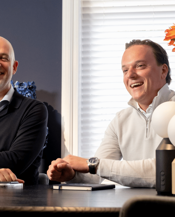 Peter en Daan op de foto in kantoor.